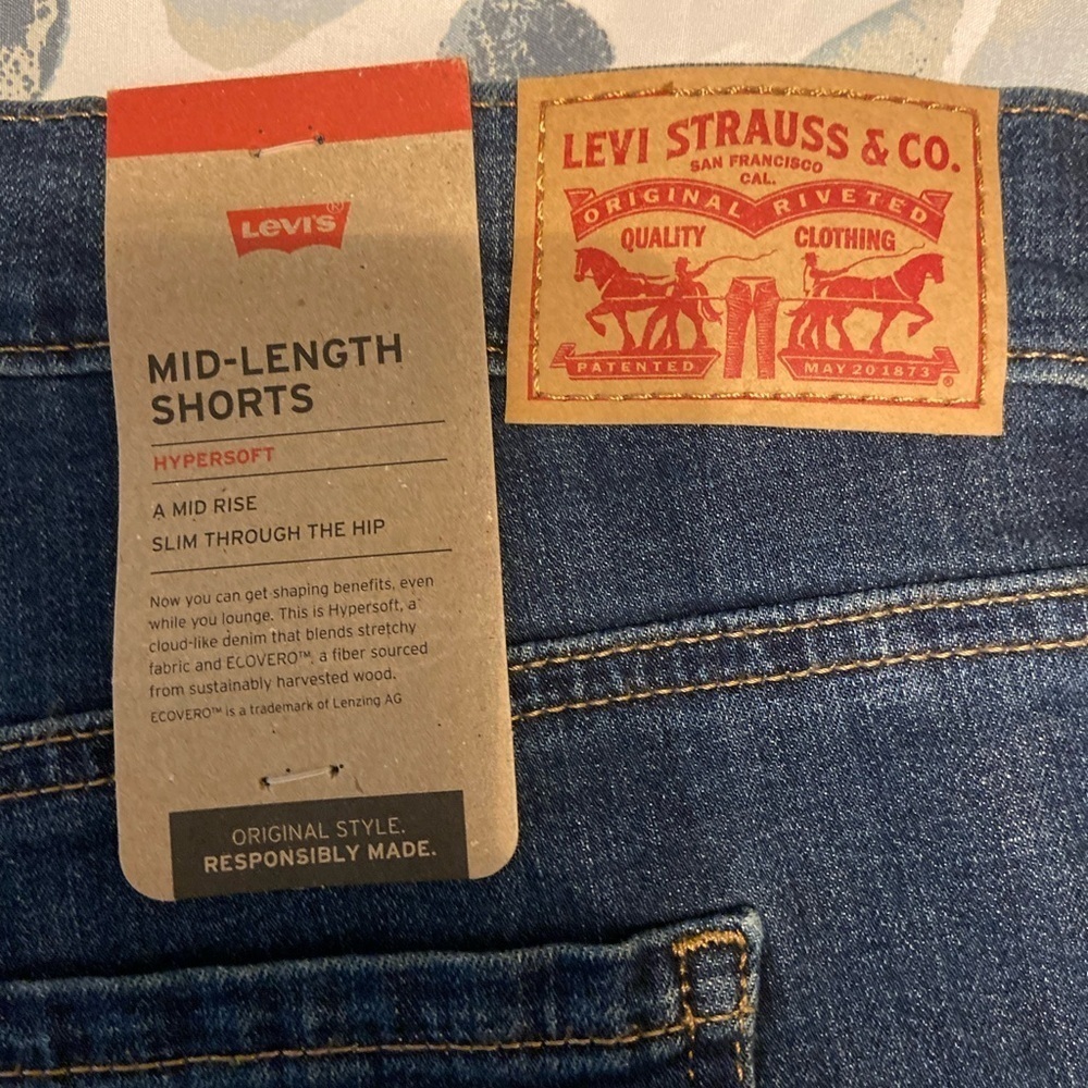 NWT Levi's Womens Mid Rise Stretch Cuffed Mid Length Shorts Size 18 / W 34 - Picture 5 of 5